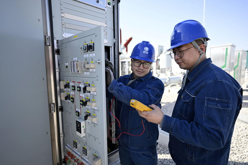 2月27日，國網銀川供電公司工作人員在寧夏銀川原隆110千伏變電站進行投用前的設備檢查工作。