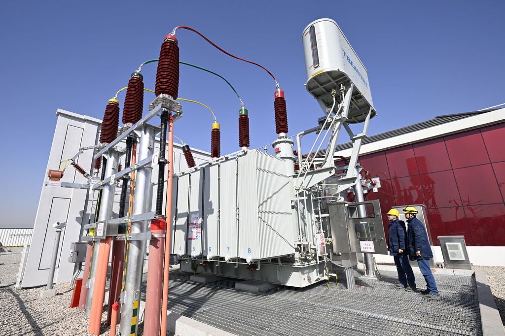 2月27日，國網銀川供電公司工作人員在寧夏銀川原隆110千伏變電站進行投用前的設備檢查工作。