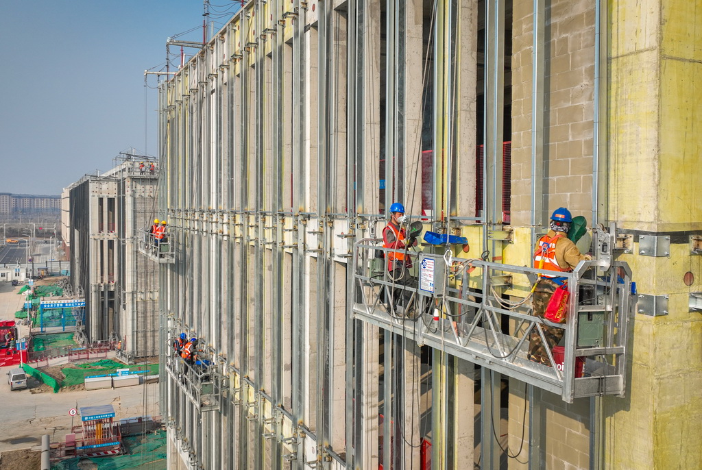 2月27日，中建三局工人在雄安科創中心二期項目建設現場施工（無人機照片）。