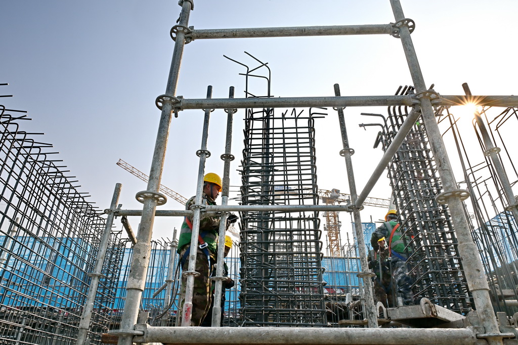 2月27日，中國五冶集團工人在雄安新區起步區第五組團大學城配套一期項目三標段建設現場施工。