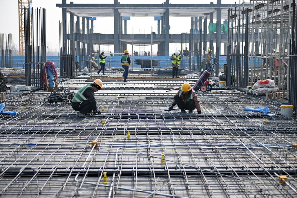 2月27日，中建三局工人在中國礦產資源集團有限公司雄安總部項目建設現場施工。