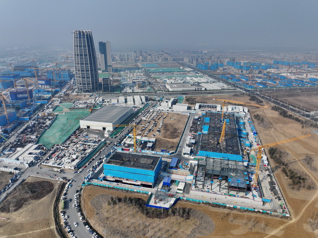 這是由中建三局承建的中國礦產資源集團有限公司雄安總部項目建設現場（2月27日攝，無人機照片）。