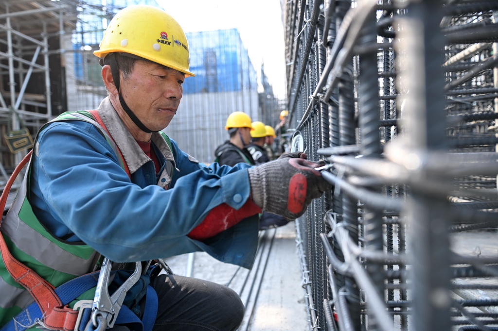 2月27日，中國五冶集團工人在雄安新區起步區第五組團大學城配套一期項目三標段建設現場捆綁鋼筋。