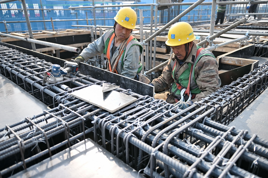 2月27日，中建三局工人在中國礦產資源集團有限公司雄安總部項目建設現場施工。