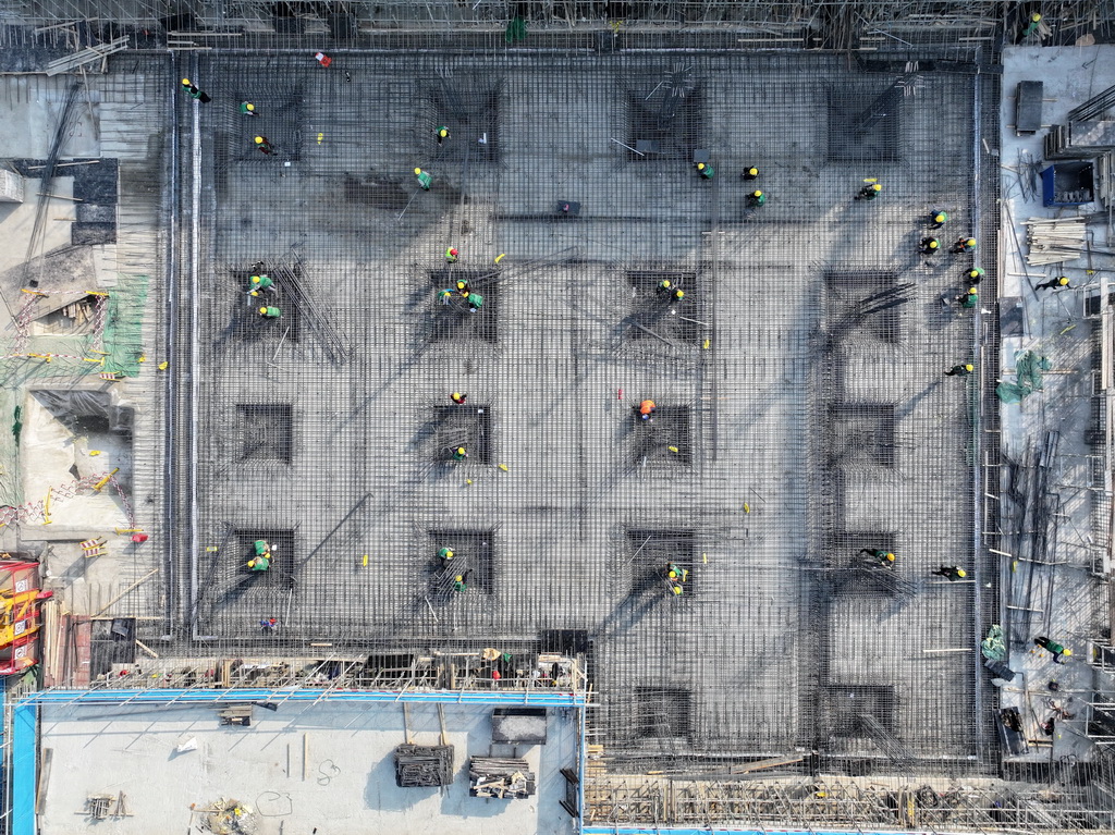 2月27日，中國五冶集團工人在雄安新區起步區第五組團大學城配套一期項目三標段建設現場施工（無人機照片）。