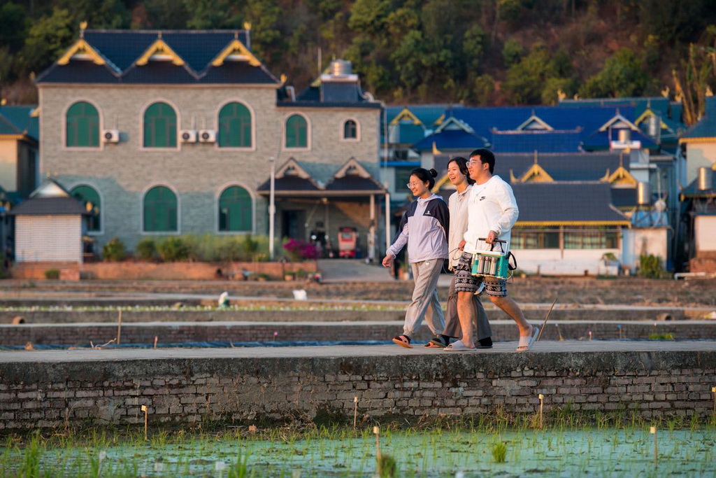 2月27日，結束勞作后的學生走在返程路上。