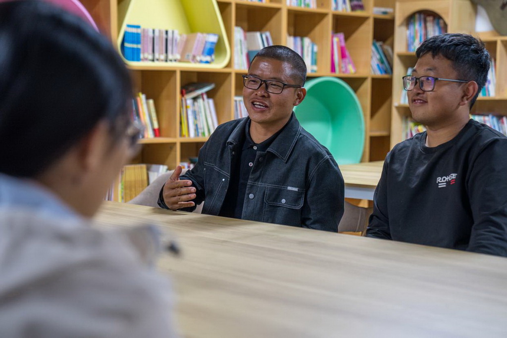 2月27日，青年教師黃光福（中）在休息室與學生聊天。