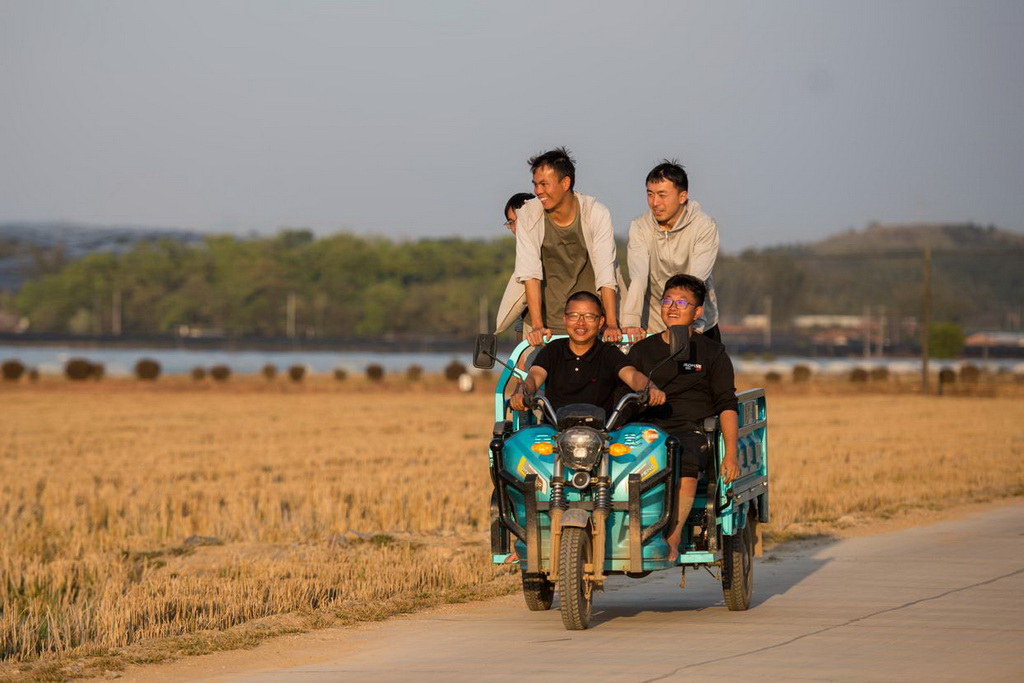 2月27日，師生們結束了一天的勞作，乘坐電動三輪車返回宿舍。