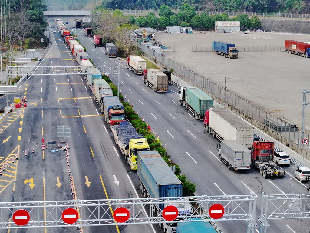 這是3月1日在廣西憑祥友誼關口岸拍攝的排隊車輛（無人機照片）。