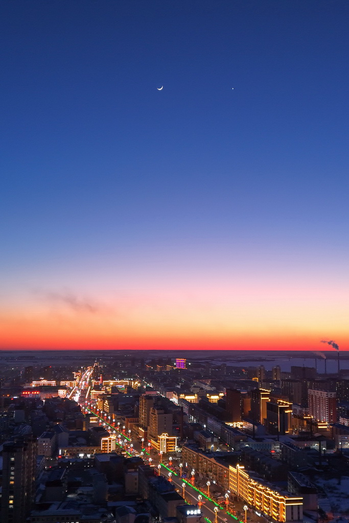 3月2日在黑龍江省富錦市拍攝的金星伴月（無人機照片）。新華社發（曲玉寶攝）