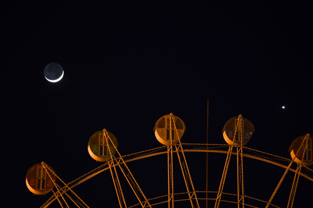 3月2日在黑龍江省綏化市拍攝的金星伴月。新華社發（劉華鵬攝）