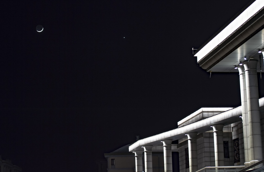 3月2日在黑龍江省北安市拍攝的金星伴月。新華社發（錢泊羽攝）