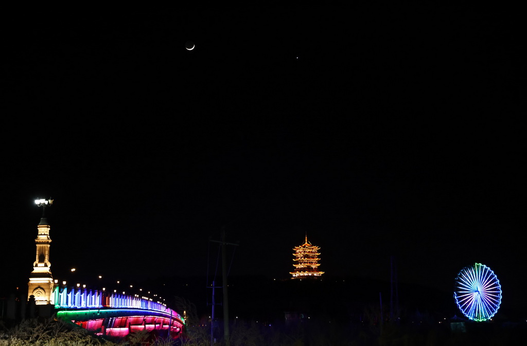 3月2日在黑龍江省寶清縣拍攝的金星伴月。新華社發（艾敏攝）