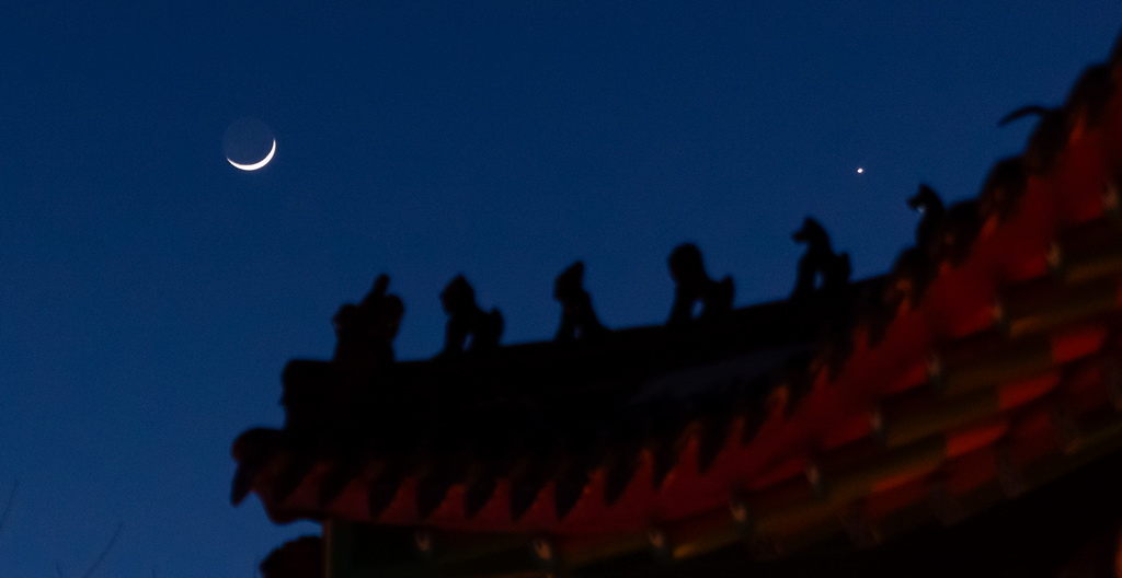 3月2日在黑龍江省富錦市拍攝的金星伴月。新華社發（朱宗強攝）