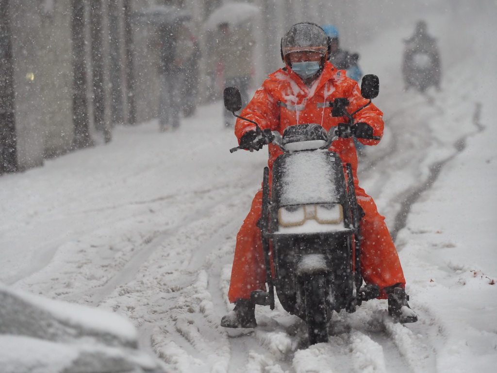 3月2日，山東省濟南市街頭，人們冒雪出行。新華社發（周青先攝）