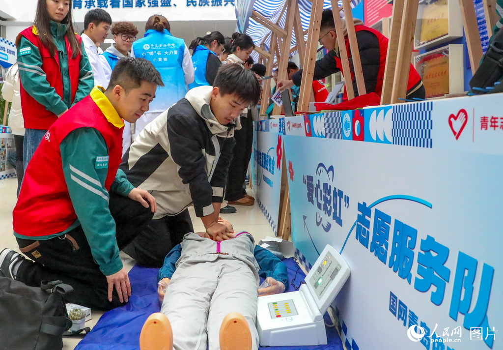 3月2日，大學生在國網青島志愿者的指導下進行心肺復蘇按壓。