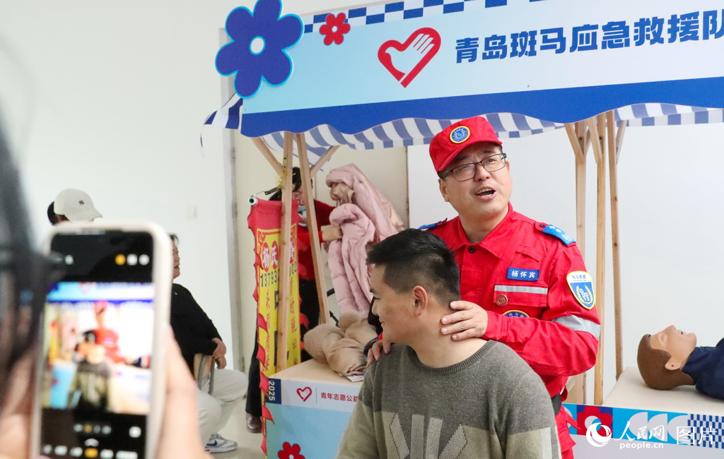 3月2日，青島斑馬應急救援隊的隊員在給大學生講解如何緩解疲勞。