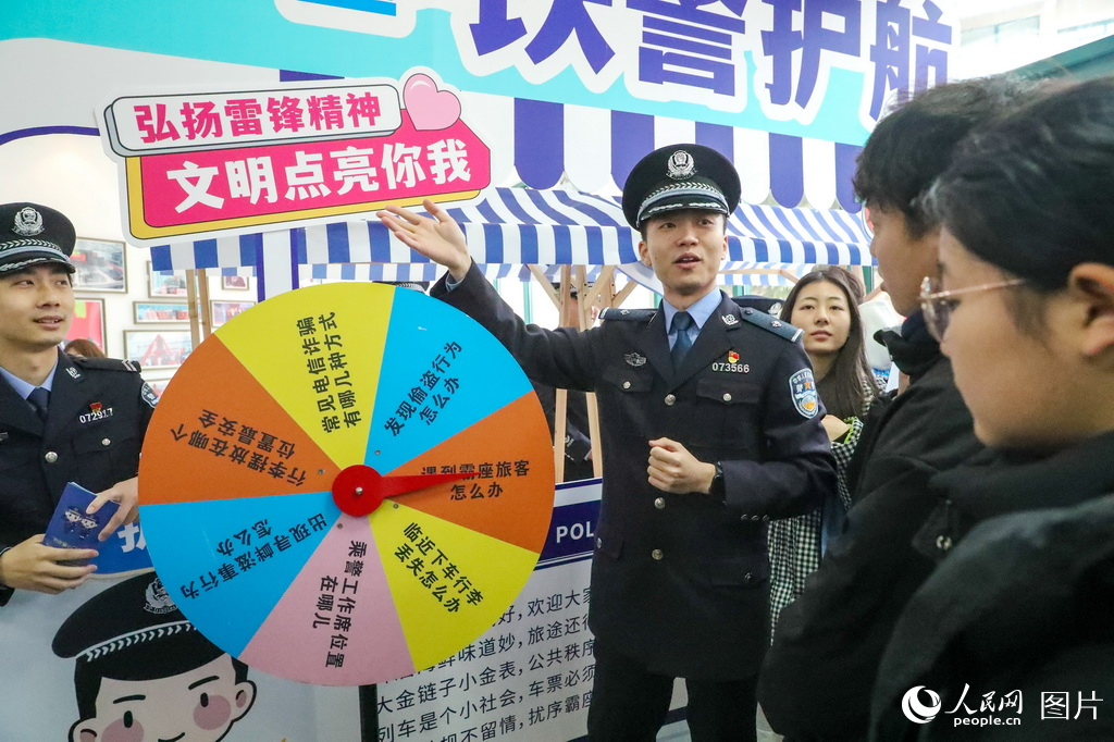 山東青島：青年志愿者開展學雷鋒集中服務