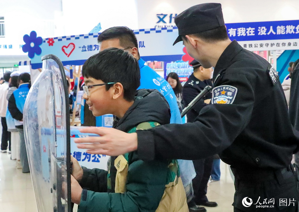 3月2日，一小朋友在青島鐵路公安處民警的指導下體驗如何防衛。