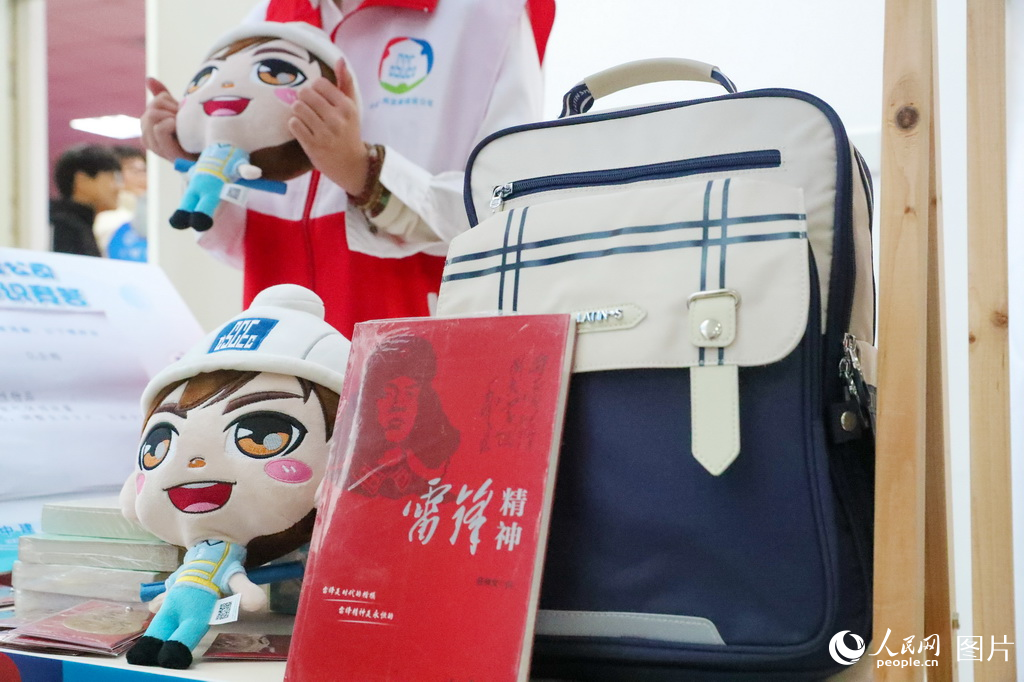 3月2日，中建八局發展建設有限公司的志愿者給貧困兒童準備了書包和學習用品。