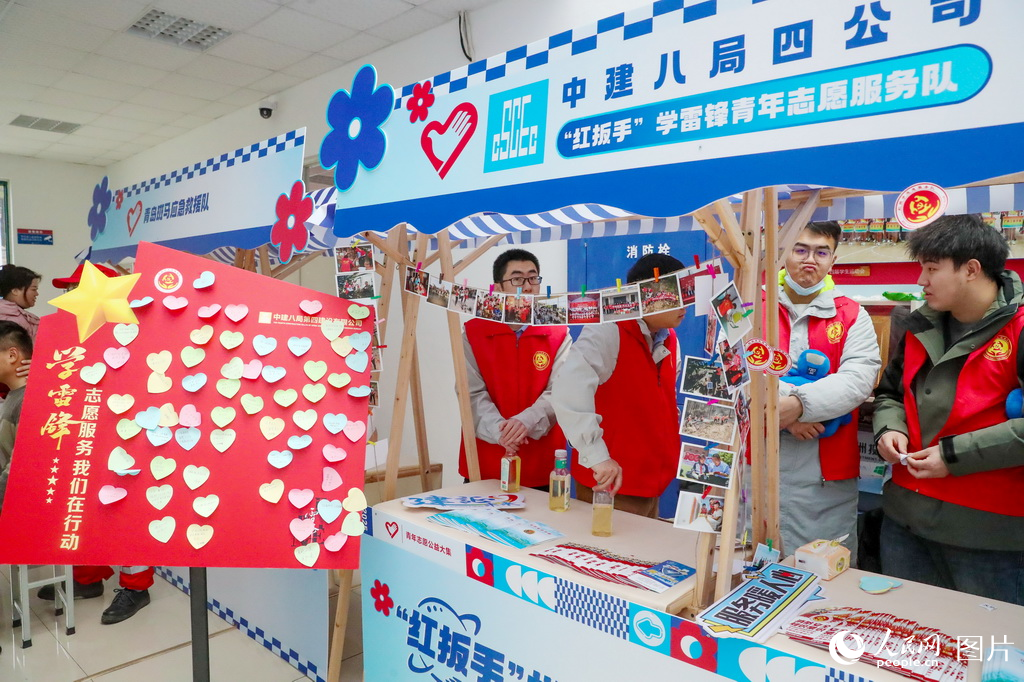 3月2日，在中建八局四公司的攤位前，大學生們寫滿了心愿卡。