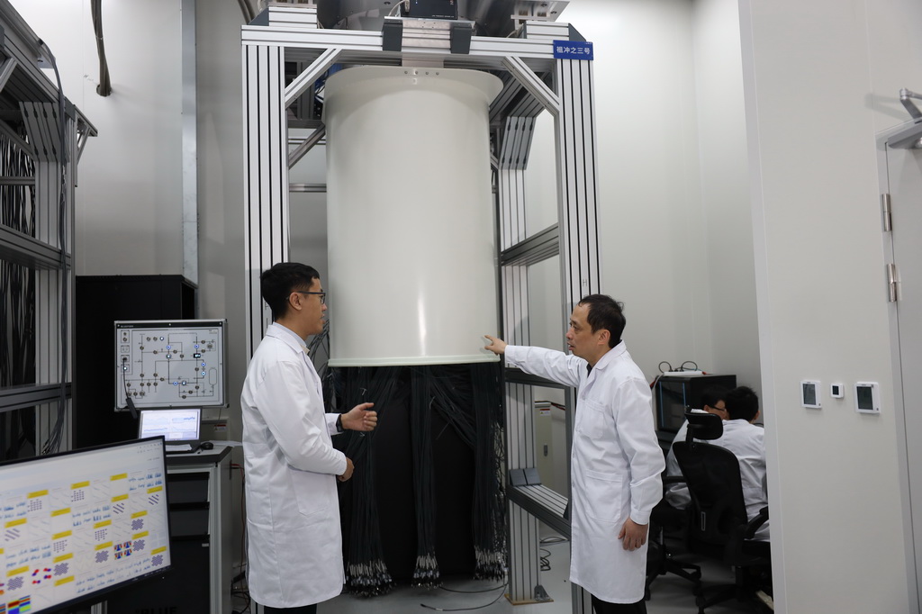 3月3日，中國科學技術大學教授、“祖沖之號”量子計算總師朱曉波（右）與學生討論制冷機狀態。新華社發（代蕊攝）