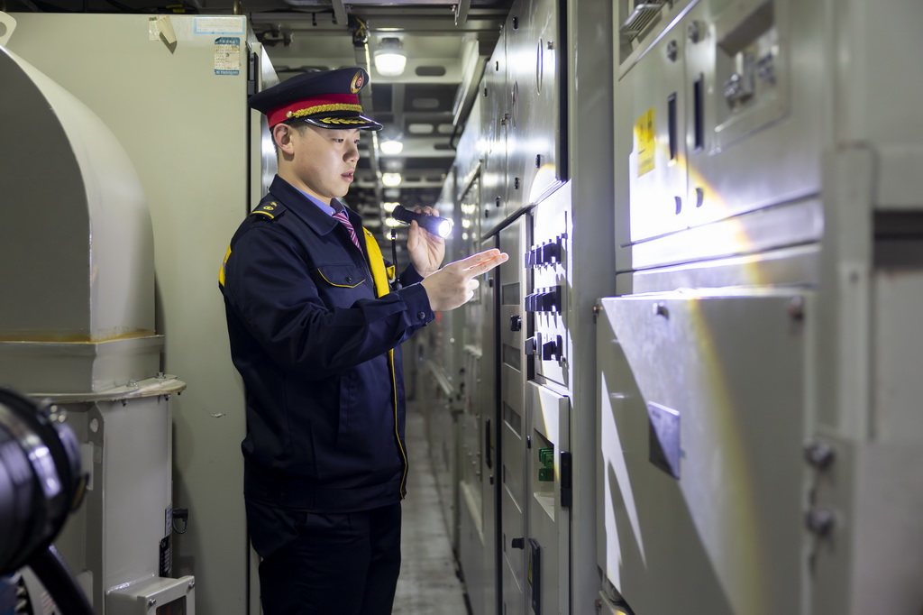 3月4日，“周恩來號”機車司機陳辰在發車前檢查設備。