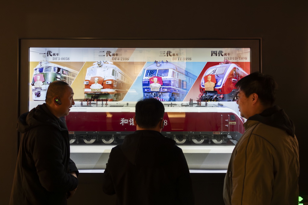 3月4日，觀眾在“周恩來號”機車展室參觀，了解四代機型更迭發展歷程。