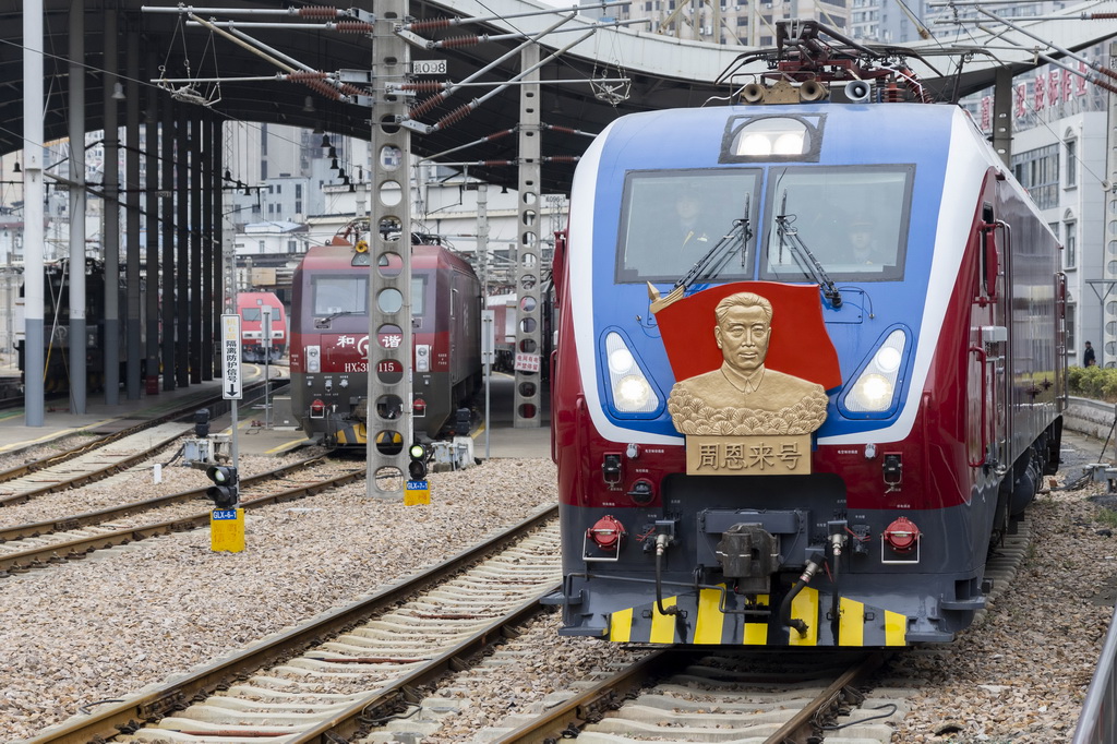 3月4日，“周恩來號”機車駛離上海機輛段。
