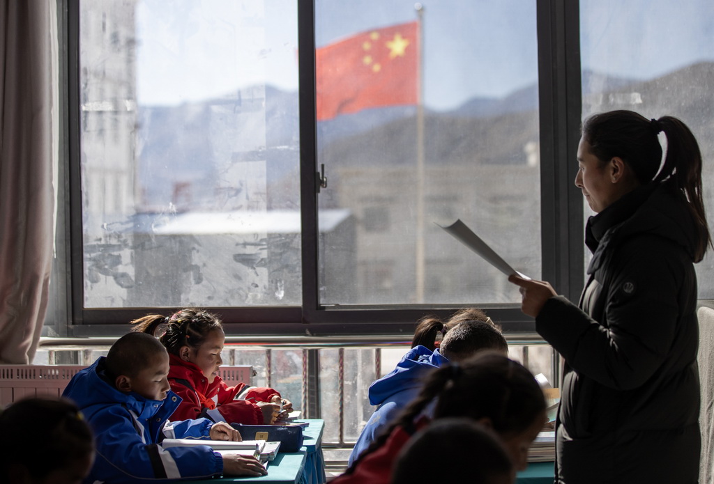 3月5日，定日縣措果鄉小學六年級學生在定日縣委黨校分流安置點上課。