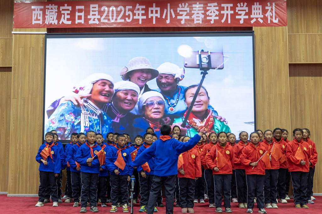 3月5日，來自受災最嚴重的定日縣長所鄉、措果鄉、曲洛鄉的3所小學的學生在開學典禮上演唱歌曲《同心共筑中國夢》。