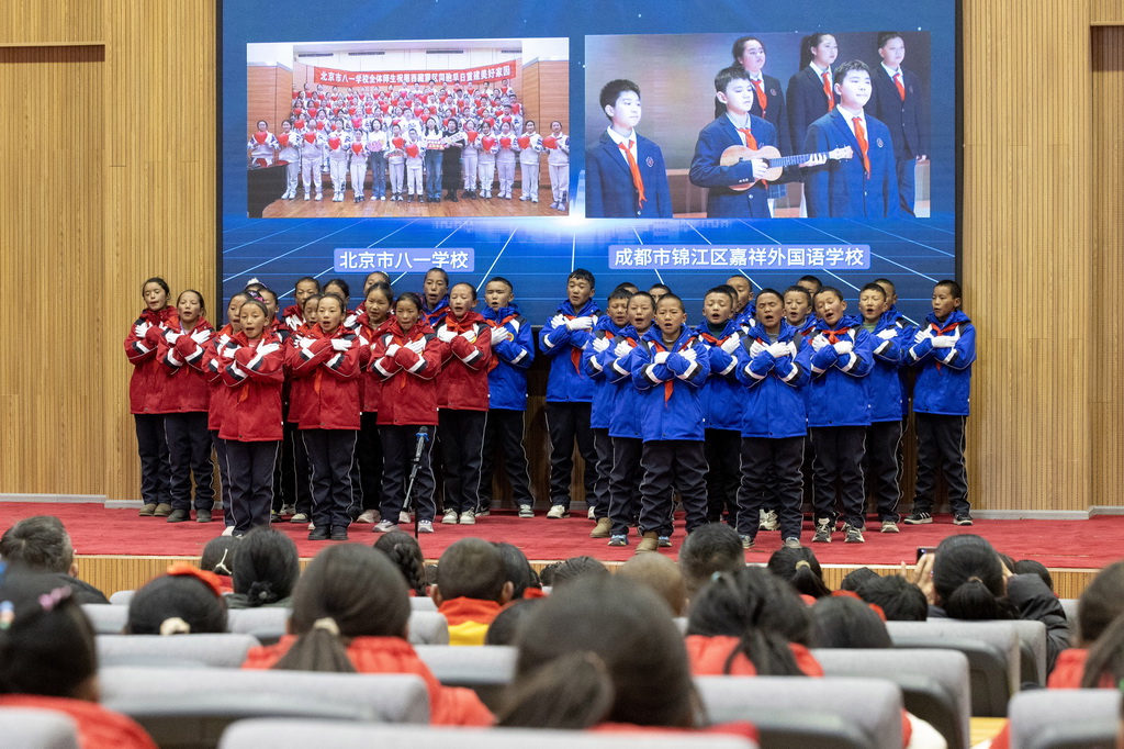 3月5日，來自受災最嚴重的定日縣長所鄉、措果鄉、曲洛鄉的3所小學的學生在開學典禮上與北京八一學校、重慶嘉祥外國語學校的小朋友“云合唱”。