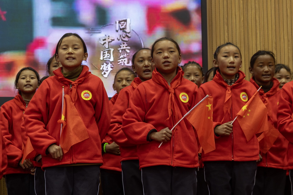 3月5日，來自受災最嚴重的定日縣長所鄉、措果鄉、曲洛鄉的3所小學的學生在開學典禮上演唱歌曲《同心共筑中國夢》。