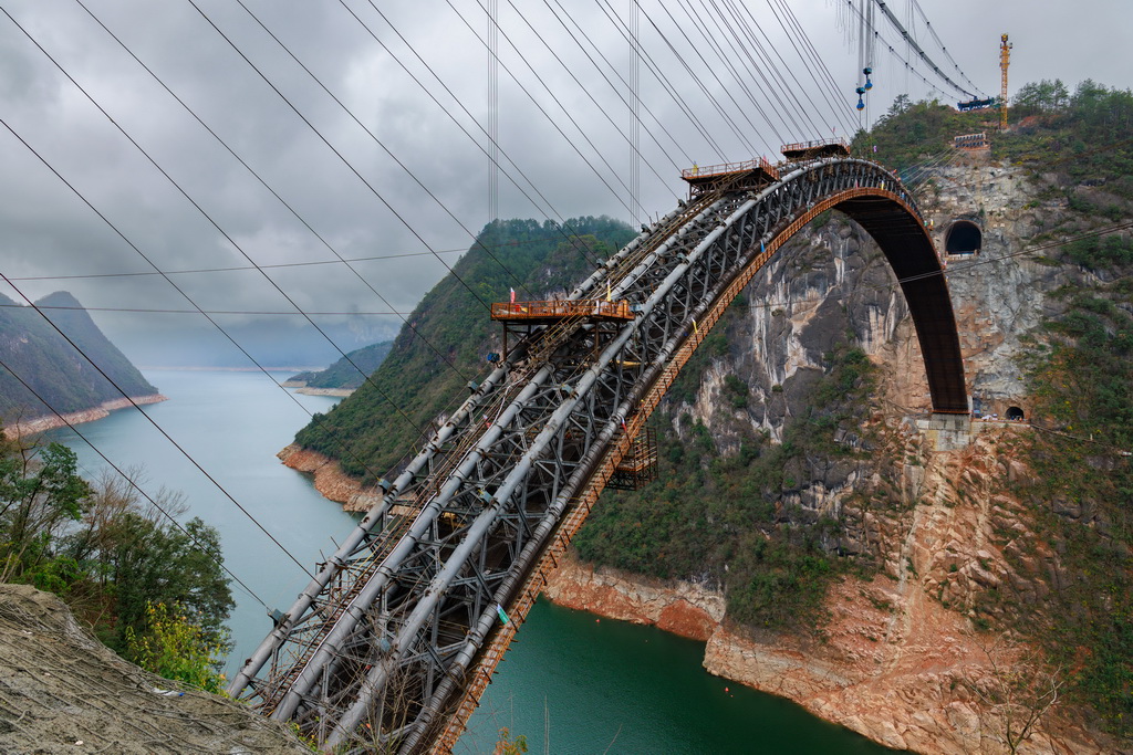 貴州甕馬鐵路烏江特大橋合龍