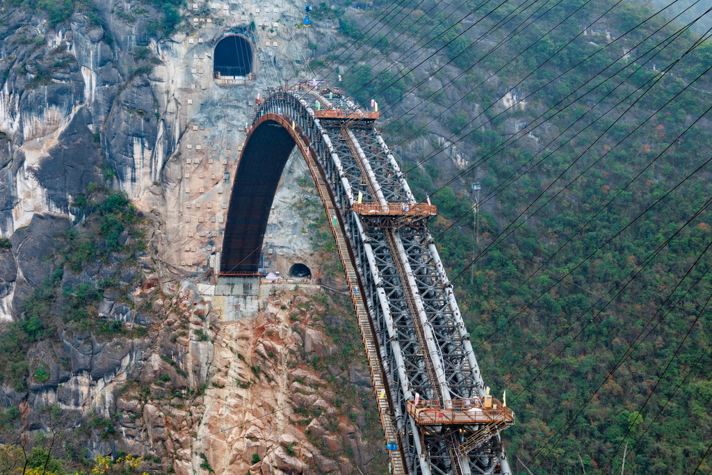 3月5日，烏江特大橋正在進行合龍。