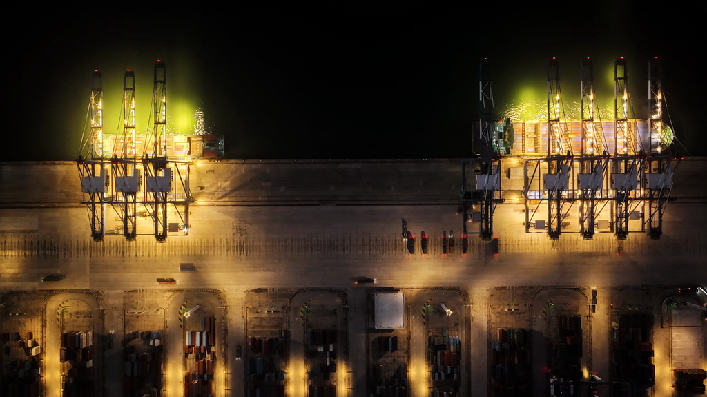 3月4日，在欽州港集裝箱自動化碼頭，塔吊進行夜間作業（無人機照片）。