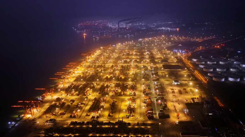 3月4日拍攝的欽州港碼頭夜景（無人機照片）。