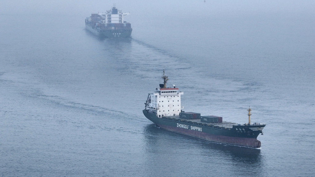 3月4日，在欽州茅尾海上，海輪往來穿行轉運欽州港碼頭貨物（無人機照片）。