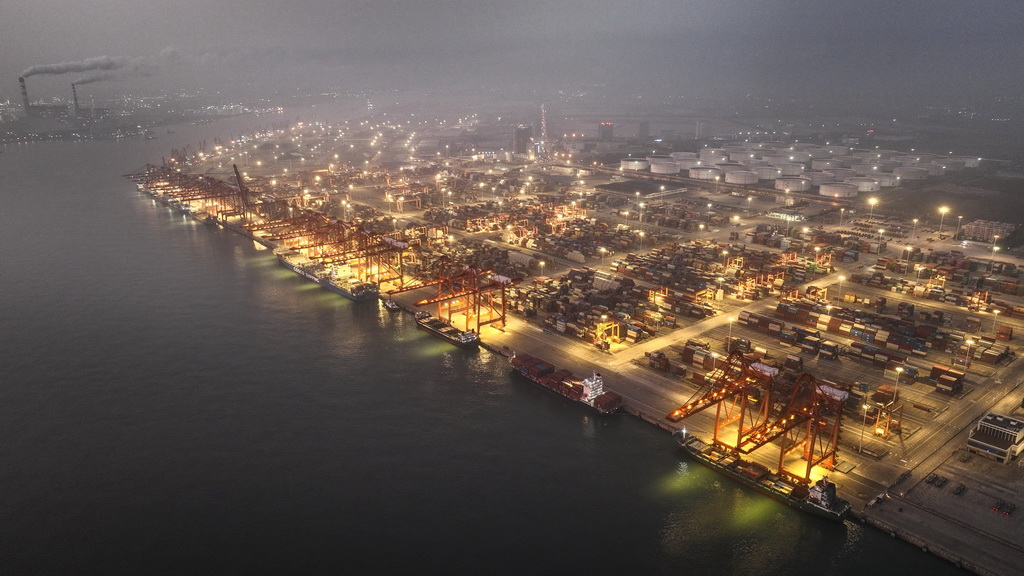 3月4日拍攝的欽州港碼頭夜景（無人機照片）。