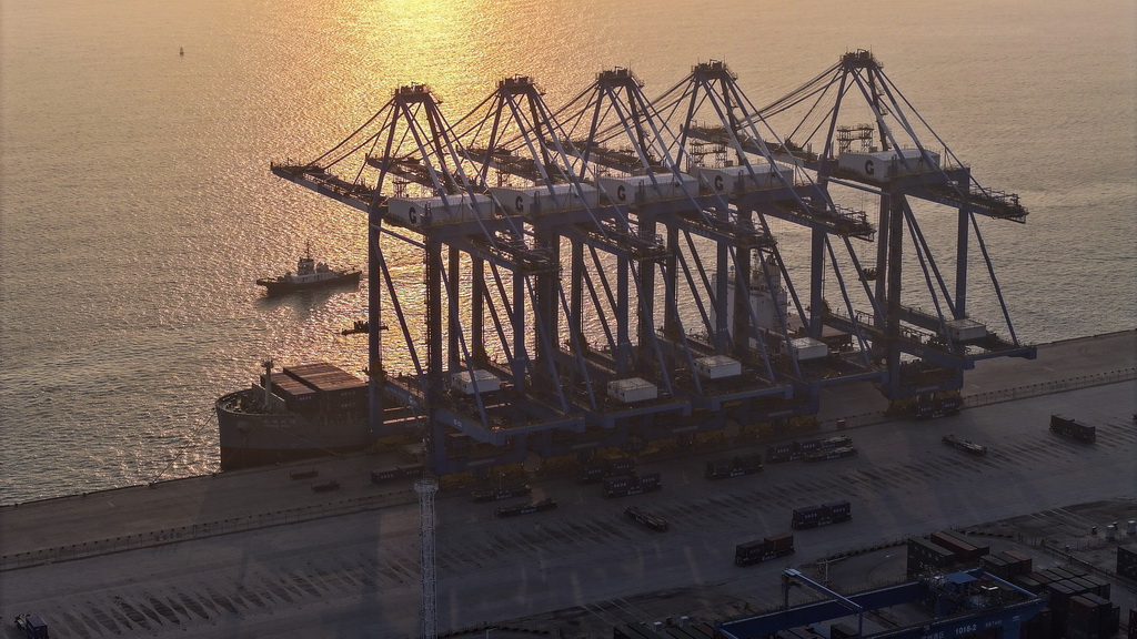 3月4日，一艘海輪在欽州港集裝箱自動化碼頭下卸集裝箱（無人機照片）。