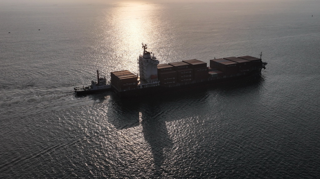 3月4日，一艘海事船在助推海輪進入欽州港泊位（無人機照片）。