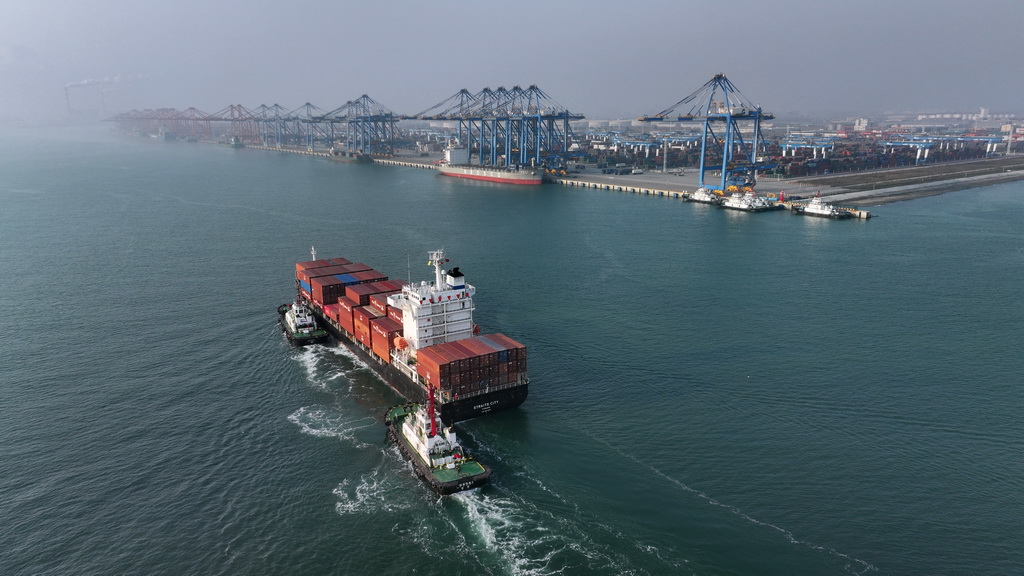 3月4日，一艘海輪準備?？繗J州港下卸集裝箱（無人機照片）。