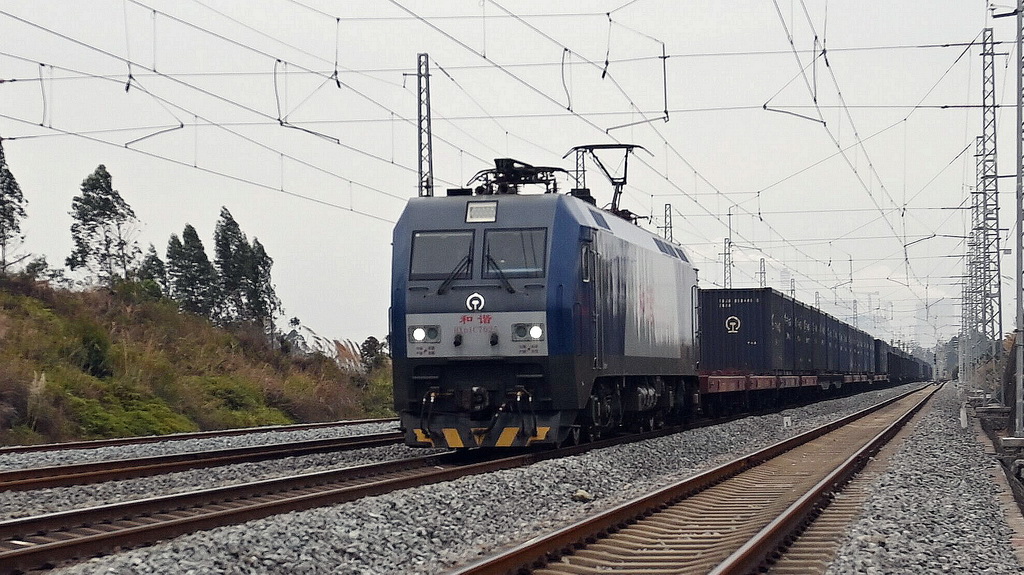 3月5日，鐵海聯運班列駛離欽州港，穿行在西部陸海新通道上。