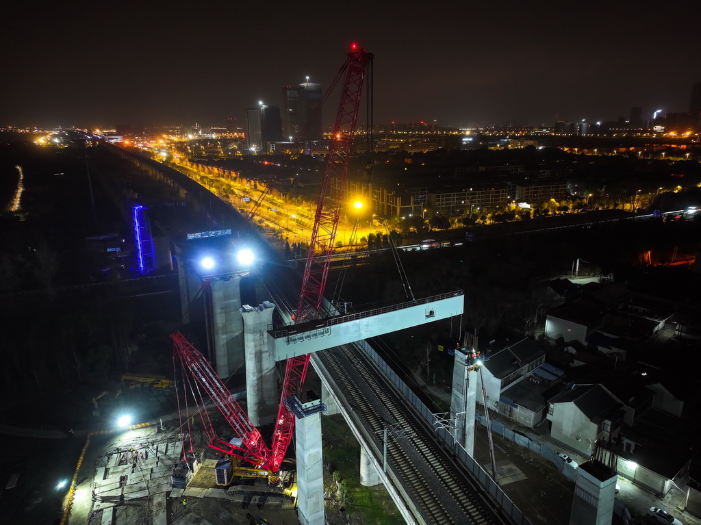 滬寧合高鐵跨連鎮高鐵首跨鋼橫梁吊裝作業現場（3月6日攝，無人機照片）。