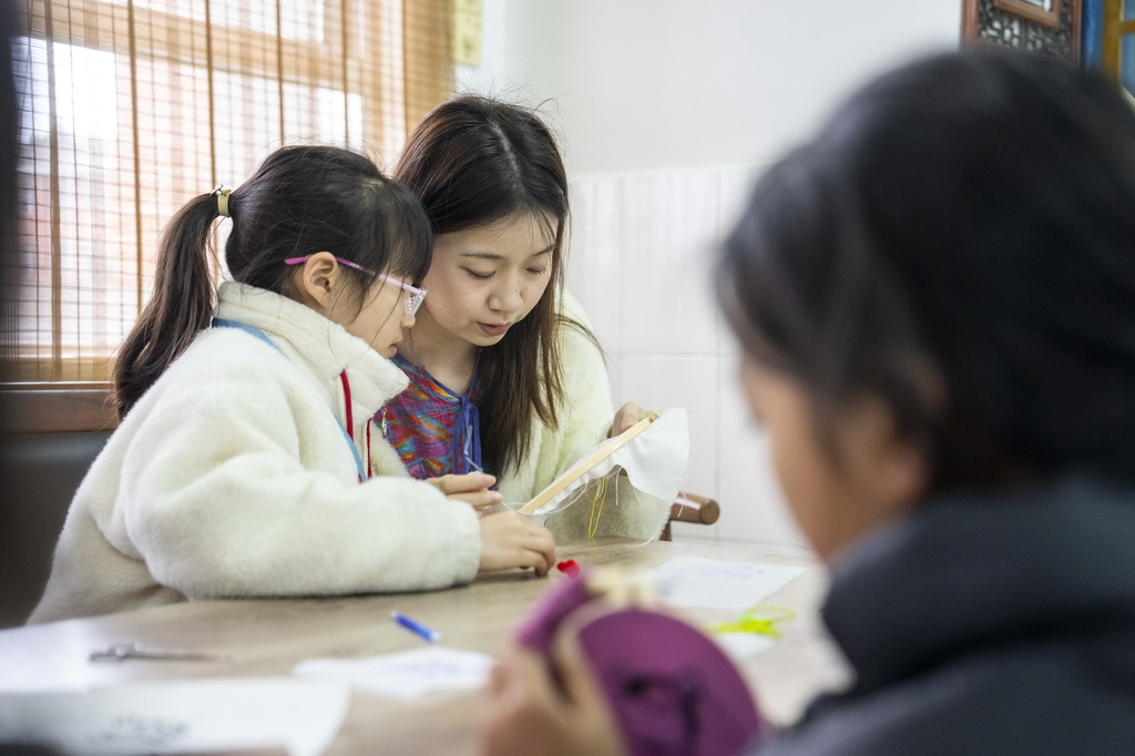 3月6日，桃源刺繡非物質文化遺產代表性傳承人肖瑤在桃源縣寺坪中學給學生講解刺繡技藝。