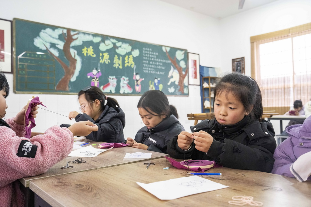 3月6日，在桃源縣寺坪中學，學生在練習桃源刺繡。