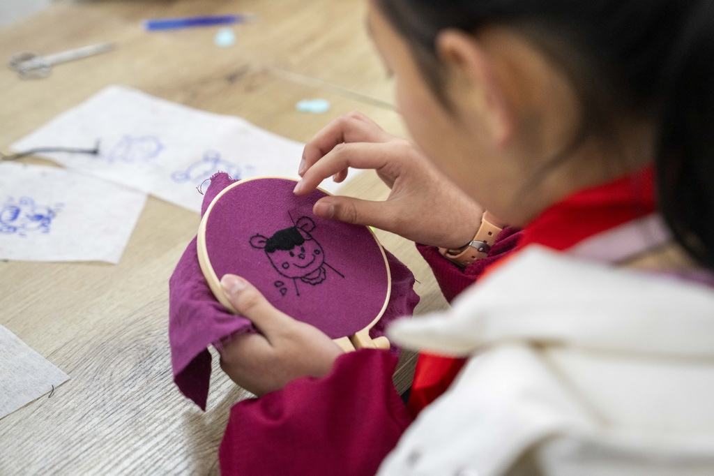 3月6日，在桃源縣寺坪中學，學生在練習桃源刺繡。