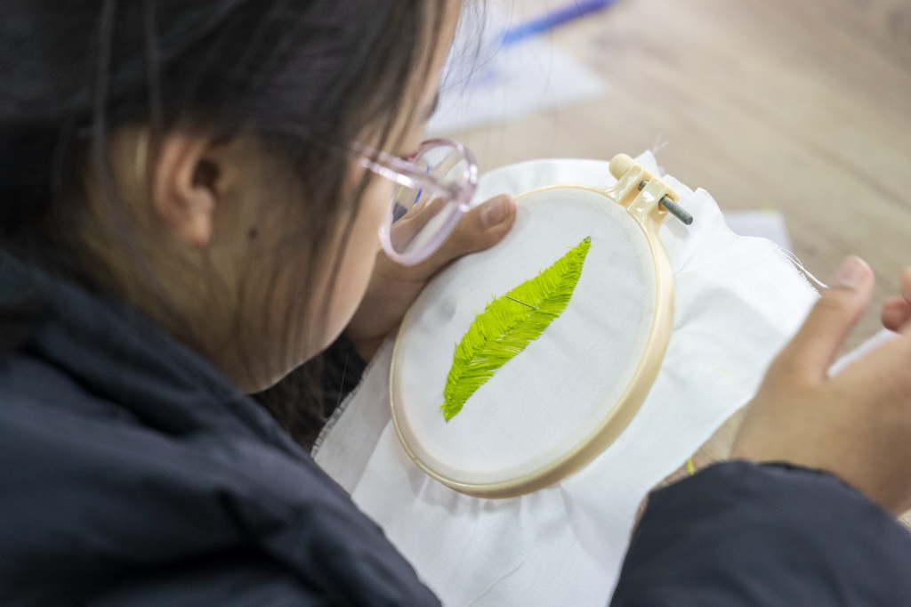 3月6日，在桃源縣寺坪中學，學生在練習桃源刺繡。
