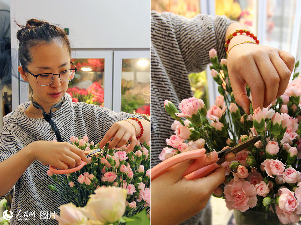 張女士正在修剪花枝。人民網記者 米媛攝 