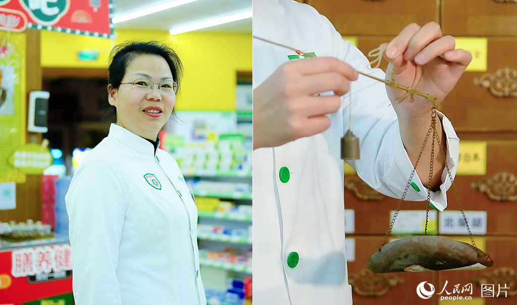 楊東瓊正在使用中藥戥子稱量中藥材。人民網記者 莊志斌攝